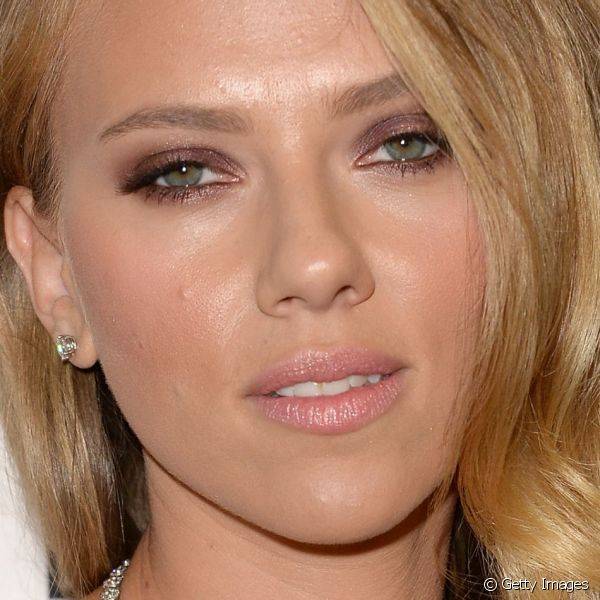 Durante o Festival de Filme de Toronto, Johansson optou por uma make glamourosa com olhos esfumados em um tom arroxeado e um batom clarinho